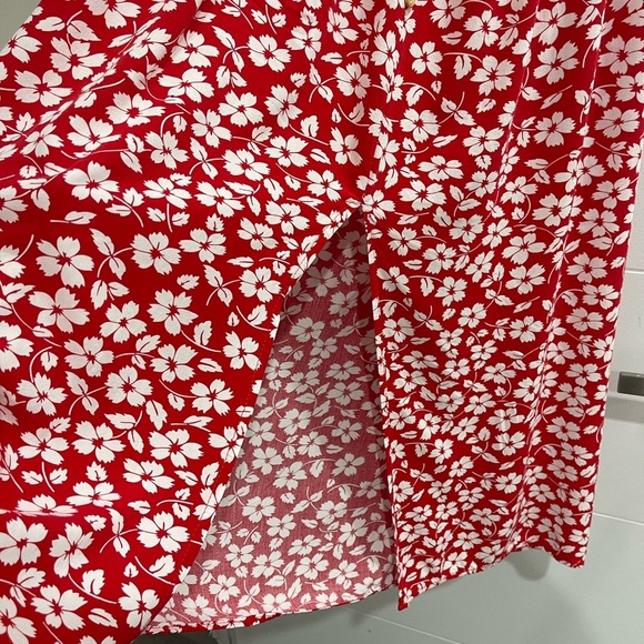 Chic Red Floral Midi Dress - Picture 2 of 5